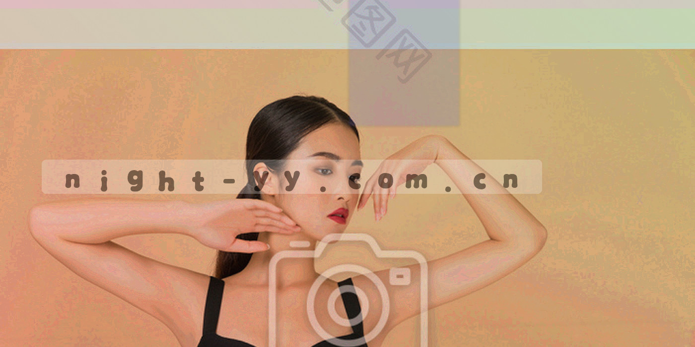 一把锁在黑暗中反射微光